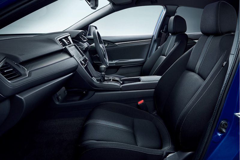 サポート性を高めつつ、リアシートの視界も確保する新設計シート。シートバックと座面の中央にアクセント素材を用いて上質感を演出