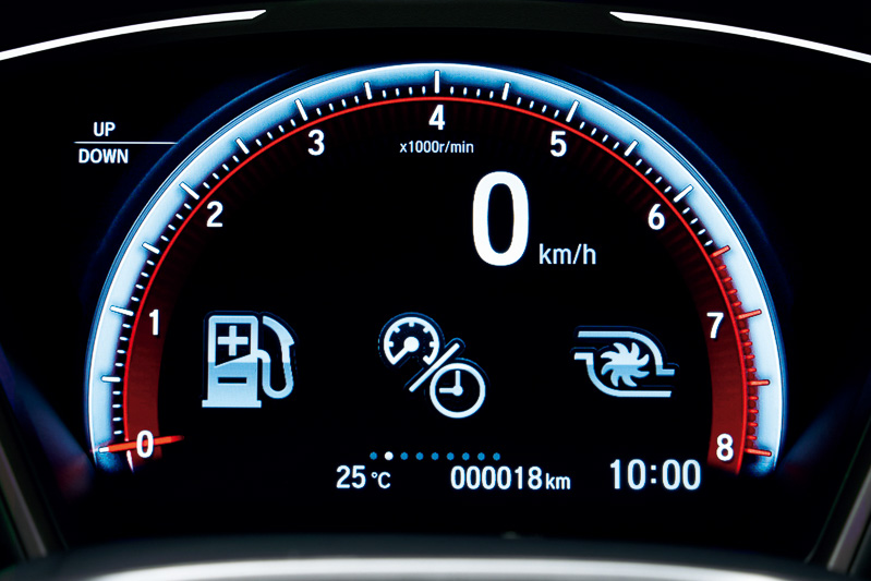 メーターパネル中央の7インチ大型液晶ディスプレイ。中央下側のマルチインフォメーションディスプレイではターボの過給圧や瞬間燃費、航続可能距離などを表示できる