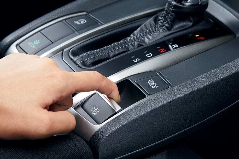 シビックシリーズ全車で電子制御パーキングブレーキを採用。坂道などでブレーキから足を離しても停車状態を維持する「オートブレーキホールド機能」も備えている