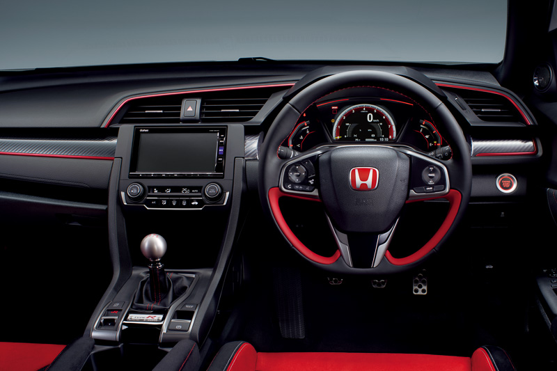 TYPE Rのインパネ。センターコンソールのナビは純正オプションで、基本はオーディオレスの8スピーカー（4スピーカー＋4トゥイーター）