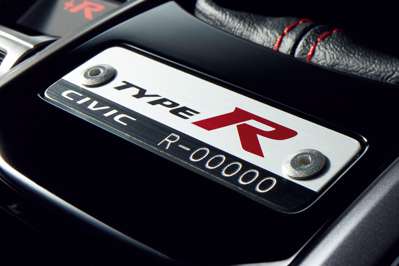 シフトノブの後方にシリアルナンバー入りアルミ製エンブレムを装着