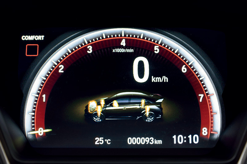 「ドライブモード」を変更するとメーター表示も変化。現在のモードは左上に表示される