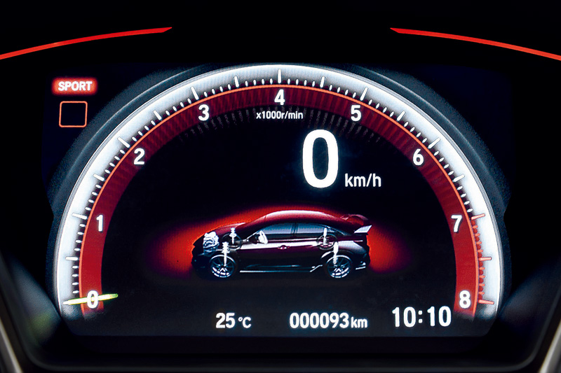 「ドライブモード」を変更するとメーター表示も変化。現在のモードは左上に表示される