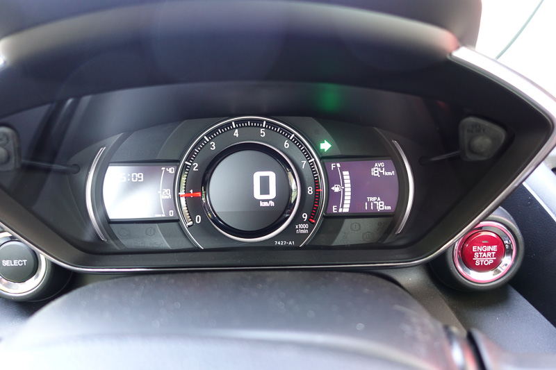 往路は高速道路が空いていたこともあり燃費計で18.4km/Lをマーク。帰りは渋滞に巻き込まれたため燃費が悪化したが、それでも満タン法でトータル燃費を計算したところ15.9km/Lであった。実はこれ、普段もこのくらい。S660はスポーツカーのくせに燃費が良好なのである