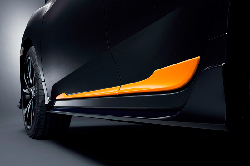 「ドアロアガーニッシュ」（オレンジ）フロント・リア用左右4枚セット：3万2400円