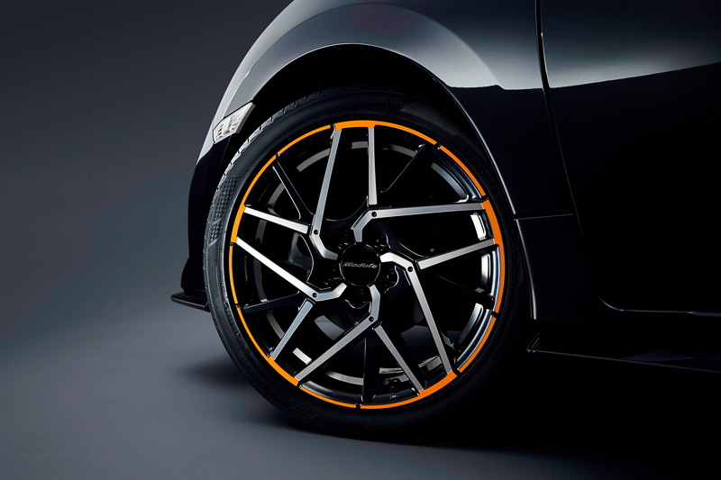 アルミホイール「MS-037」（切削/ガンパウダーブラック＋オレンジ塗装）：4万5360円/本