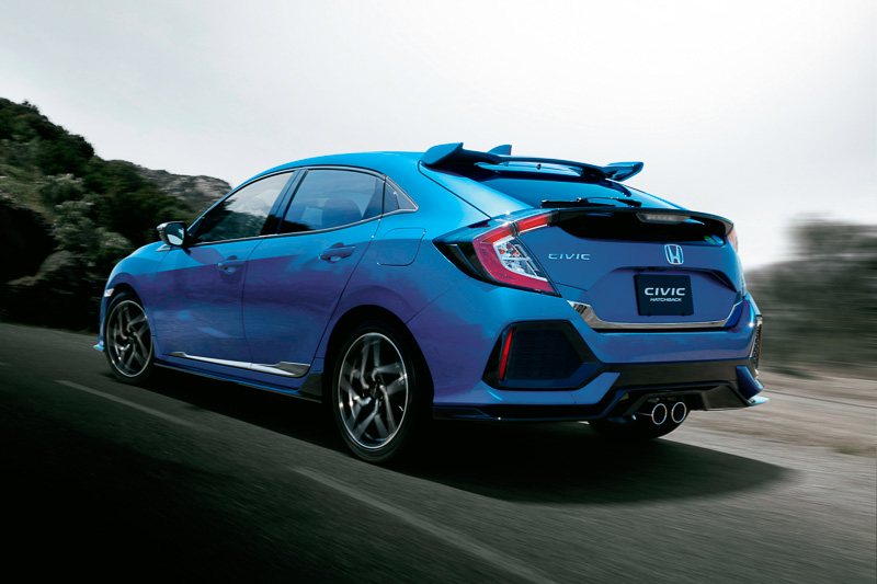 「プレミアムスポーティ」のアクセサリーを着用した新型シビック ハッチバック
