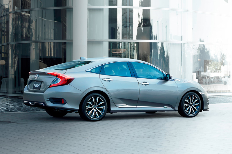 「プレミアムスポーティ」のアクセサリーを着用した新型シビック セダン