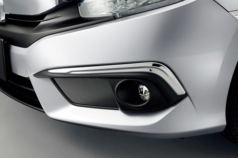 「フォグライトガーニッシュ」（クロームメッキ）左右セット：1万800円