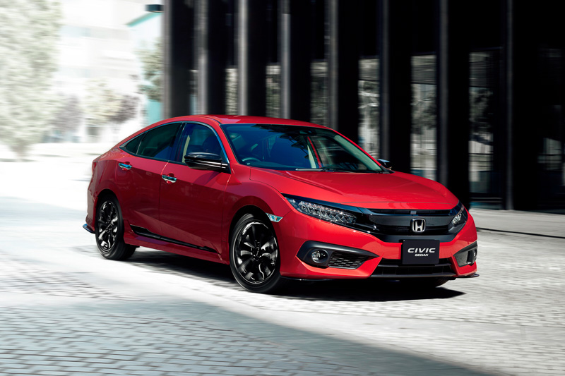 「ブラックスポーティ」のアクセサリーを着用した新型シビック「セダン」