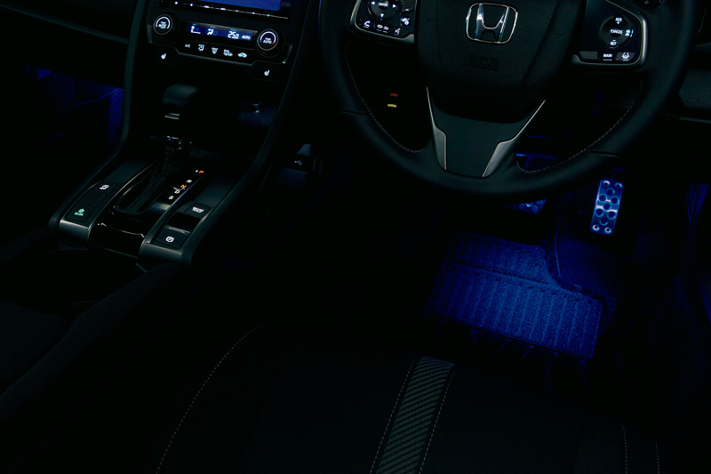 フットライト（LEDブルーイルミネーション、ドア開閉・スモールランプ連動）フロント用左右セット：1万800円。写真はセダン