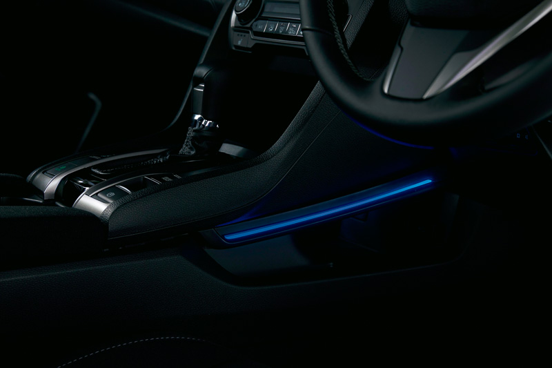 センターコンソールイルミネーション（LEDブルーイルミネーション、ドア開閉・スモールランプ連動）フロント用左右セット：3万6720円。写真はセダン