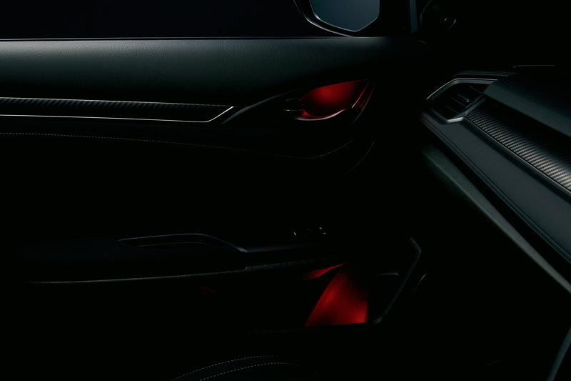 「インナードアハンドル＆ドアポケットイルミネーション」（LEDレッドイルミネーション、エンジンスイッチ連動）フロントドア用左右セット：14,040円。写真はハッチバック