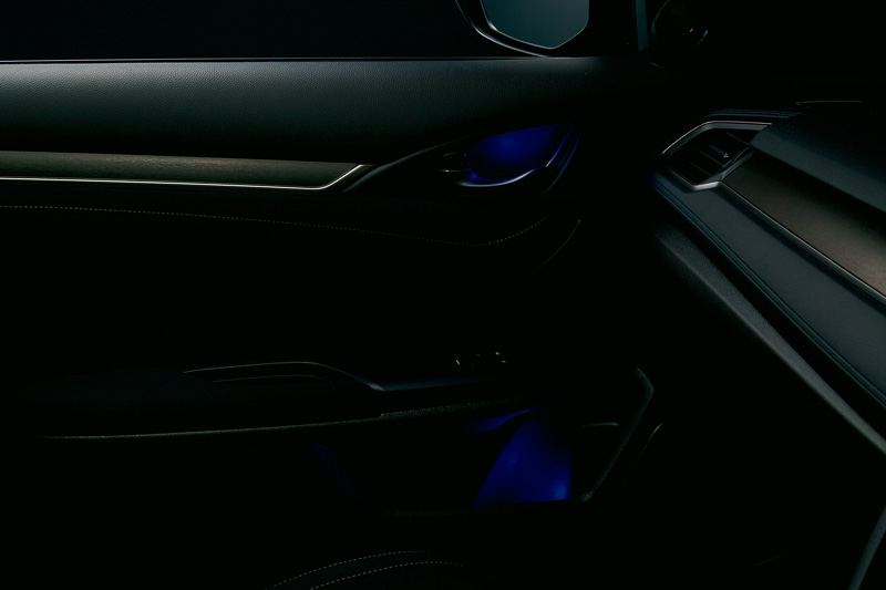 インナードアハンドル＆ドアポケットイルミネーション（LEDブルーイルミネーション、エンジンスイッチ連動）フロントドア用左右セット：14,040円。写真はセダン