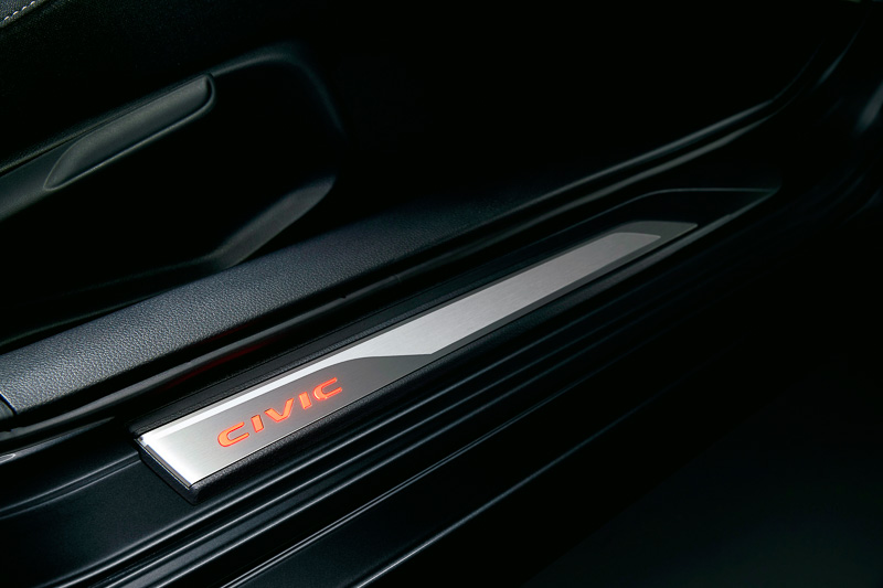 「サイドステップガーニッシュ」（LEDレッドイルミネーション、ドア開閉連動、ステンレス製）フロント用左右セット：3万240円。写真はハッチバック