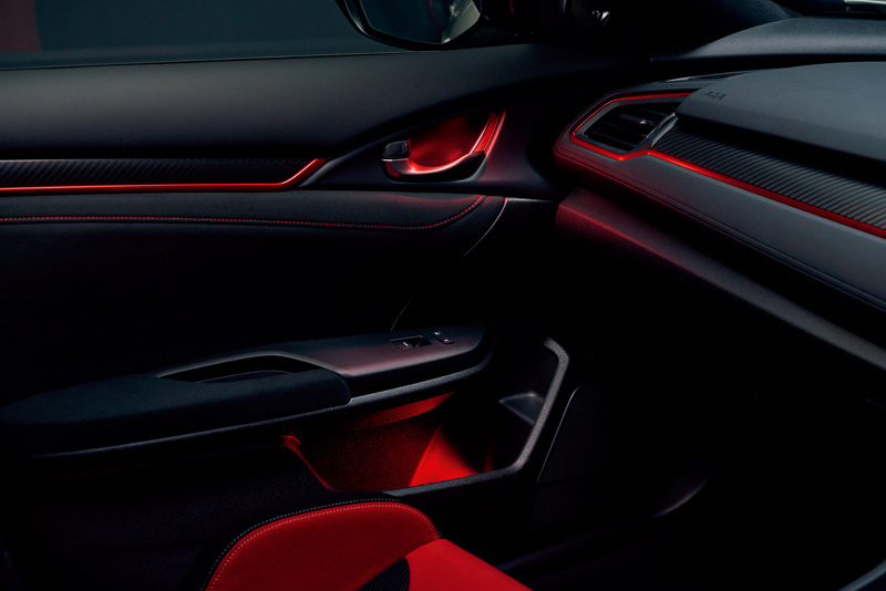 インナードアハンドル＆ドアポケットイルミネーション（LEDレッドイルミネーション、エンジンスイッチ連動）フロントドア用左右セット：14,040円。写真はTYPE R