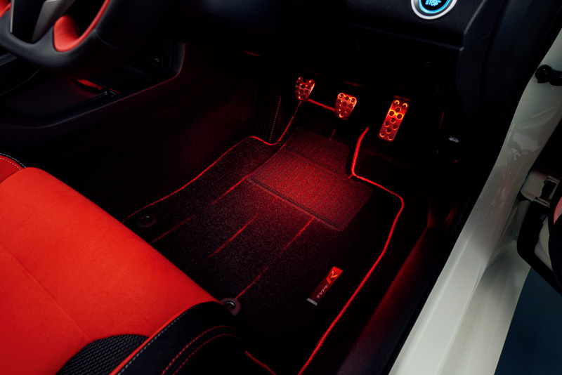 フットライト（LEDレッドイルミネーション、ドア開閉・スモールランプ連動）フロント用左右セット：1万800円。写真はTYPE R
