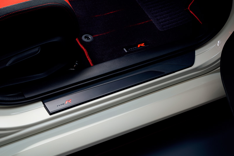 サイドステップガーニッシュ（LEDレッドイルミネーション、ドア開閉連動、ステンレス製）フロント用左右セット：3万240円。写真はTYPE R
