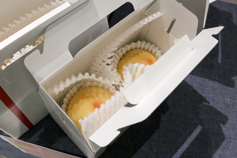 総社市は桃の産地ということで、桃の販売が行なわれていた。全国で販売されている清水白桃の53％は岡山県総社市産だという