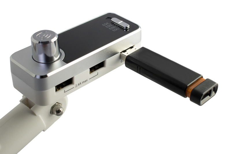 2.4Aの急速充電に対応する2つのUSBポートのほか、データ入力用のポートも備える