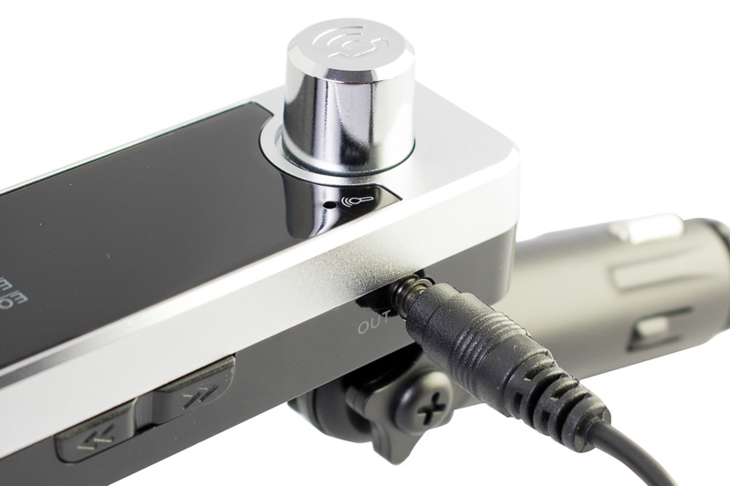 付属のオーディオケーブルでオーディオやスピーカーとの有線接続も可能