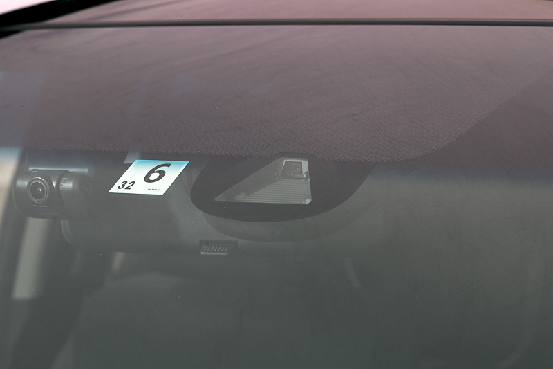 「Honda SENSING（ホンダ センシング）」で対象の形状やサイズなどの検出を主に担当する単眼カメラ。対象の位置や速度などの検知を主に担当するミリ波レーダーはフロントグリルの「Hマーク」に内蔵