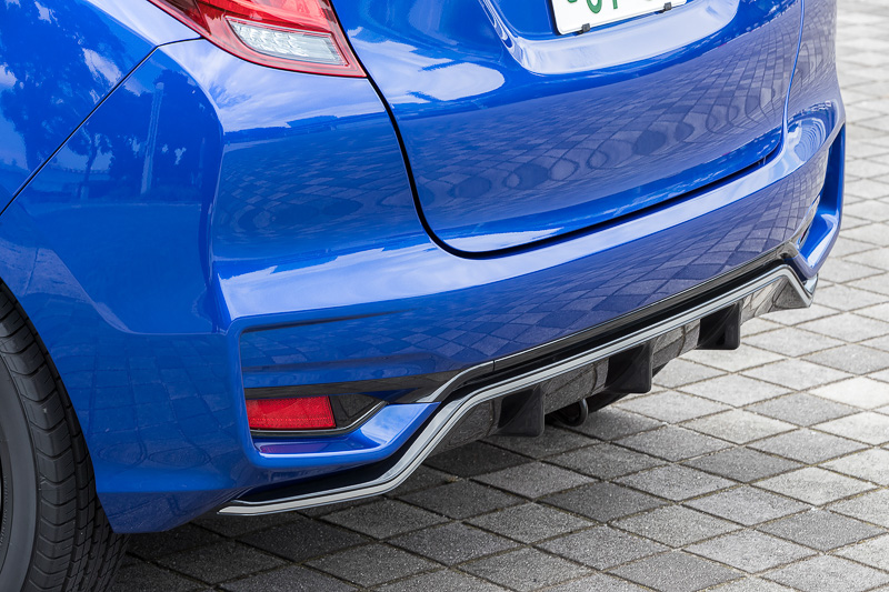 ハイブリッド・S Honda SENSINGのスポーティバンパーにはシルバーラインがアクセントになる