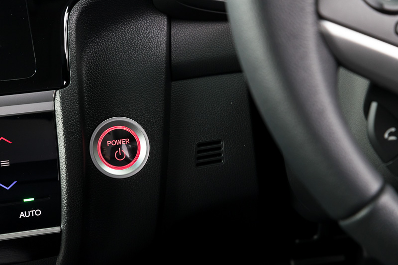 ステアリング左側にあるパワースイッチ。従来モデルでは全体が赤いデザインだったが、黒と赤を組み合わせたスタイルに変更