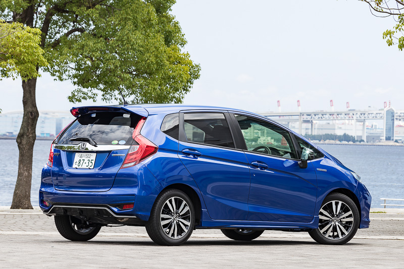 フィット ハイブリッド・S Honda SENSING。ボディカラーは「ブリリアントスポーティブルー・メタリック」
