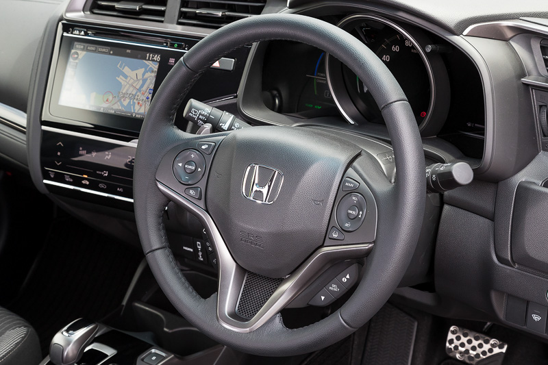 本革ステアリングを標準装備。パドルシフトはハイブリッド・S Honda SENSINGとRS Honda SENSINGのCVT車のみに設定
