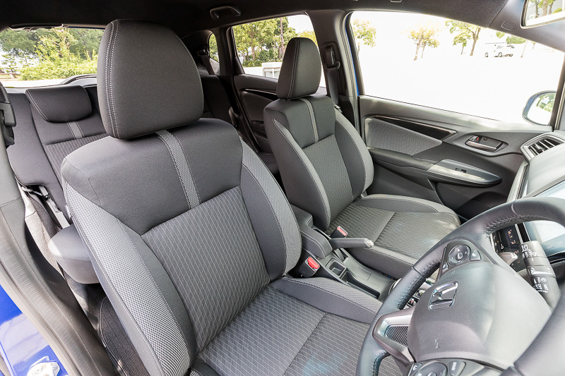 シート表皮はブラック×グレー