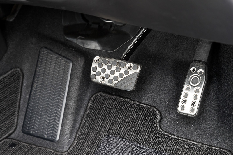 ステンレス製スポーツペダルはハイブリッド・S Honda SENSINGとRS Honda SENSINGに標準装備