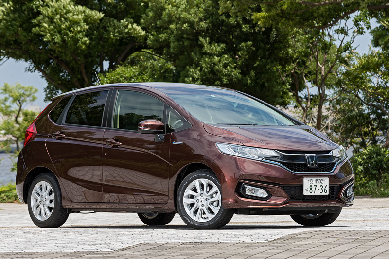 フィット ハイブリッド・L Honda SENSING。ボディカラーは新規開発色の「プレミアムアガットブラウン・パール」