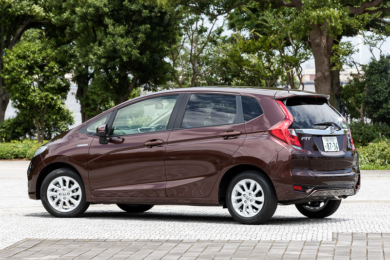 フィット ハイブリッド・L Honda SENSING。ボディカラーは新規開発色の「プレミアムアガットブラウン・パール」