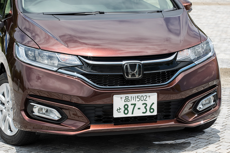 標準バンパーも水平基調のデザインに変更された。ヘッドライトに加え、バンパー内蔵のフォグランプもLEDとなる