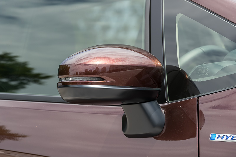 ボディ同色のドアミラーにLEDウインカーを内蔵