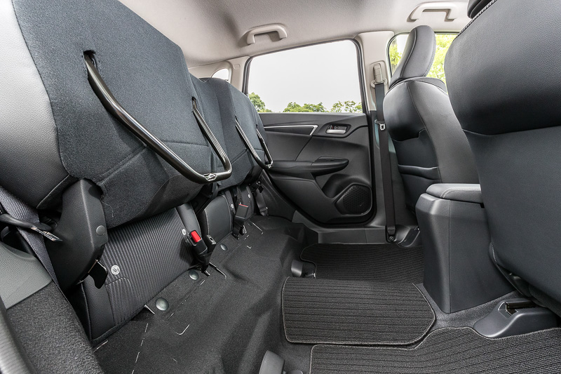 リアシートを自在に変化させる「ULTR（ウルトラ）シート」は変更なし。座面を持ち上げて大きな荷物に対応する「トール・モード」など、使い勝手のよい装備となっている