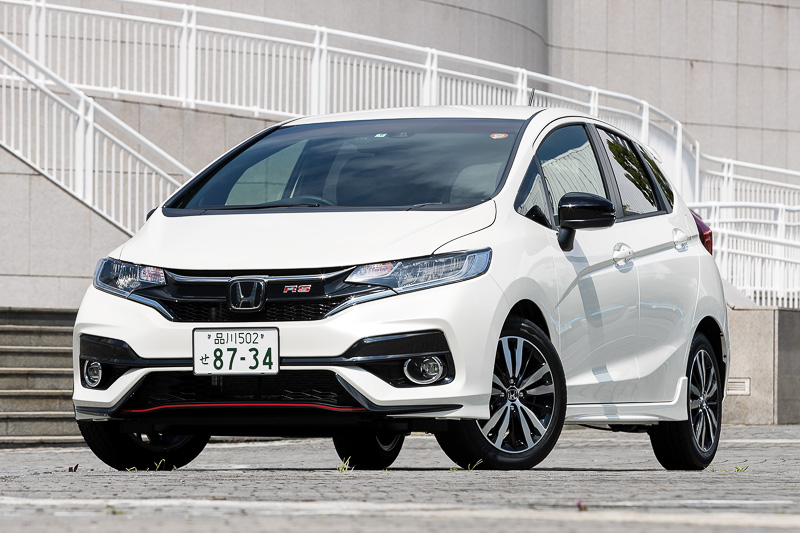 フィット RS Honda SENSING。ボディカラーは「プレミアムホワイト・パールII」