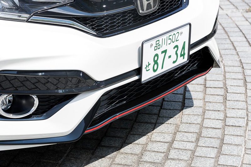 RS Honda SENSINGのスポーティバンパーはオレンジのラインを備える