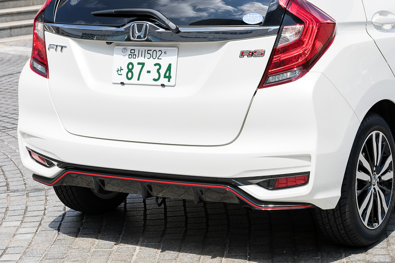 リアにはスポーティバンパーに加え、大型テールゲートスポイラーを装着。リアウィンドウ下のメッキ加飾はダーククロームメッキとなる