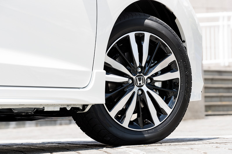 ハイブリッド・S Honda SENSINGと同じデザインのアルミホイールを標準装備。タイヤサイズは185/55 R16