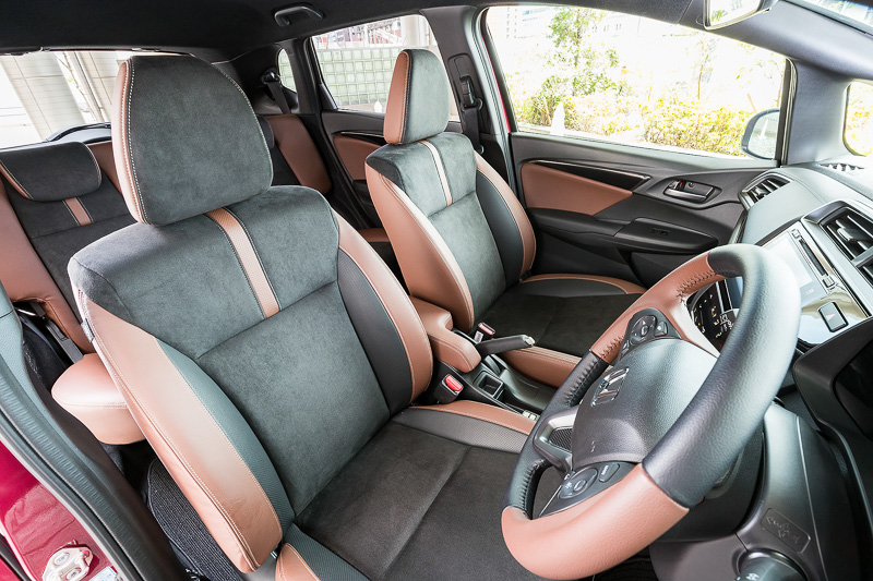 新しいフィットでは、ハイブリッド・L Honda SENSINGと15XL・Honda SENSINGに「プレミアムブラウン・インテリア」をオプション設定。ウルトラスエードとプライムスムースのコンビネーションシートのほか、ステアリングやドアトリムなどの要所にブラウンの差し色が使われ、華やかな雰囲気が与えられる