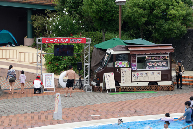 隣接する遊園地「モートピア」内のプールでは、特設モニターでレース観戦できるようになっていた