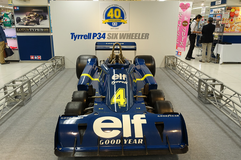 タイレル P34を主に3方向からじっくり見られる。前方から見ると、空気抵抗低減コンセプトがよく分かる。1977年シーズンはフロント部がワイドトレッド化されるなど、成績低迷から開発方針が迷走。2年限りの参戦となった