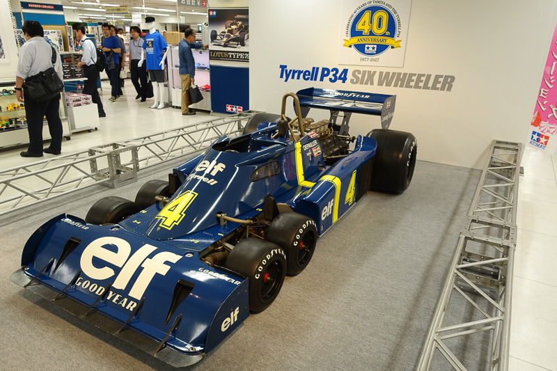 世界初の6輪F1マシン「タイレル P34」。空気抵抗を考慮して、フロントタイヤを小径4輪にしている