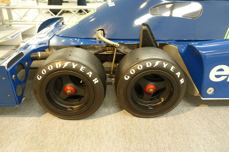 カウルにはフロントタイヤの動きを見る窓が用意されている