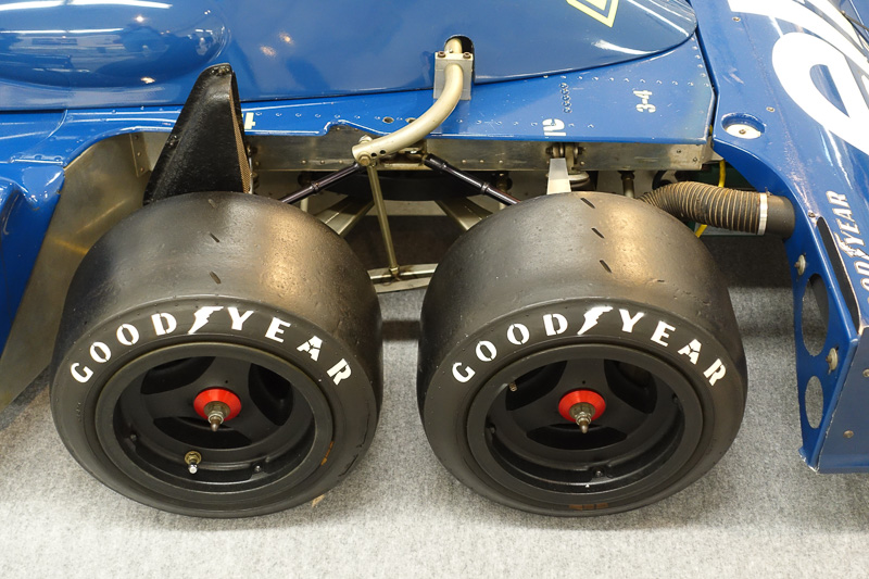 こちらは右フロントタイヤ。後方のフロントタイヤ（左側）に用意されているのは、ブレーキ冷却用の空気取り入れ口。ブレーキバランスの違いにも苦しんだと言われている