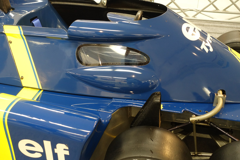 カウル右側の窓の下にはバルジがある。これはシフトレバーが右側にあり、操作のための空間を確保する必要があったため