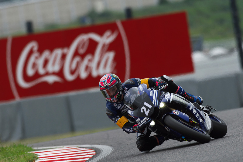 3連覇に向けて走行する21号車ヤマハ ファクトリー レーシング チーム（マイケル・ファン・デル・マーク、アレックス・ロウズ、中須賀克行）