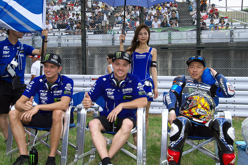 スタート前、グリッド脇で出番を待つ21号車ヤマハ ファクトリー レーシング チーム（左からマイケル・ファン・デル・マーク、アレックス・ロウズ、中須賀克行）